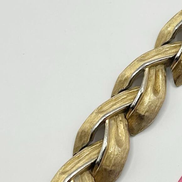 Vintage Crown Trifari Leaf Link Bracelet Brushed Gold Tone Retro Casual - Picture 8 of 9